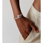 Esclava abierta de plata S925 en forma de uña pulida, con circón cúbico blanco engastado en pavé, joyería de muñeca elegante y audaz