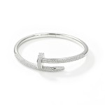 Esclava abierta de plata S925 en forma de uña pulida, con circón cúbico blanco engastado en pavé, joyería de muñeca elegante y audaz